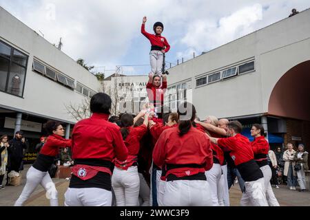 London, Großbritannien. 23. März 2024. Castells, „menschliche Türme“, werden von Castellern aus London auf dem Blue Market in Bermondsey gebaut. Der Bau von Castells geht auf mehr als 200 Jahre zurück, wobei Casteller of London seit 2015 diese katalonische Tradition in London aufführt und fördert. Quelle: Stephen Chung / Alamy Live News Stockfoto