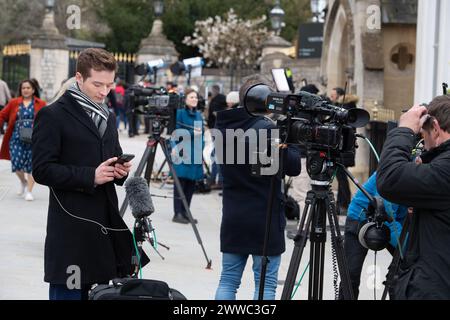 Windsor, Großbritannien. März 2024. Es war ein geschäftiger Tag für die Presse heute in Windsor, Berkshire. Nachdem Catherine, die Prinzessin von Wales, gestern Abend bekannt gegeben hatte, dass sie traurigerweise von Krebs disagnoliert wurde und dafür behandelt wird, sendeten heute eine Reihe von britischen und internationalen Fernsehteams außerhalb von Windsor Castle. Kate Middleton, Prinz William sowie ihre Kinder Prinz George, Prinzessin Charlotte und Prinz Louis aus der ganzen Welt wurden von großer Unterstützung und Liebe geprägt. Quelle: Maureen McLean/Alamy Live News Stockfoto