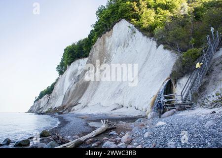 Deutschland, Mecklenburg-Vorpommern, Rügen, Nationalpark Jasmund, Kreidefelsen, Senior-Mann auf der Treppe am „Kieler Ufer“ Stockfoto