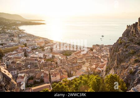 Sizilien, Cefalu, Blick auf die Altstadt von Cefalu, Cefalu Dom bei Sonnenaufgang, Blick vom Rocca di Cefalù Stockfoto