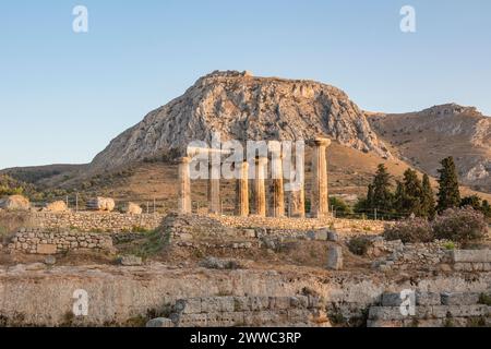 Archaische Tempel des Apollo, der dorischen Säulen, Korinth, Griechenland Stockfoto