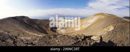 Äolische Inseln, Vulkan, Panoramablick vom Vulkan, Gran Cratere, Schatten des Wanderers am Vulkankrater Stockfoto