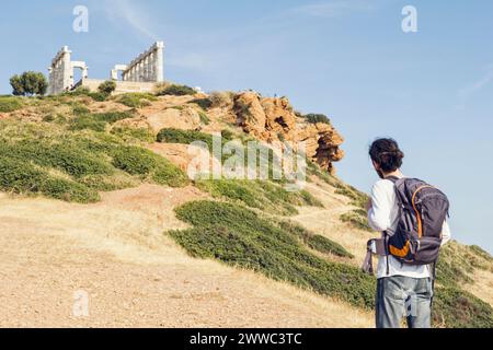 Tourost, der die alte Ruine des Poseidon Tempels, Kap Sounion, Attika, Griechenland betrachtet Stockfoto