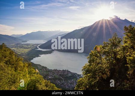 Italien, Provinz Sondrio, malerischer Blick auf den Sonnenuntergang über dem Mezzola-See in Riserva Naturale Pian di Spagna und Lago di Mezzola Stockfoto