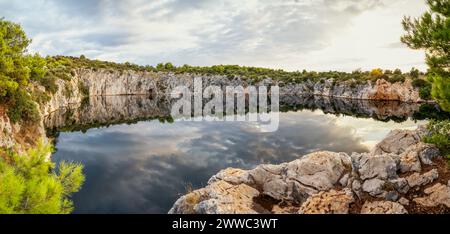 Reflexion der Wolken am Lake Dragon's Eye, Rogoznica, Kroatien Stockfoto