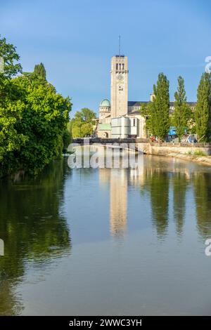 Deutschland, Bayern, München, Archbrücke über die Isar mit dem Turm des Deutschen Museums im Hintergrund Stockfoto