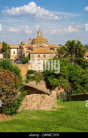 Italien, Latium, Tuscania, Blick auf die mittelalterliche Stadt im Sommer Stockfoto