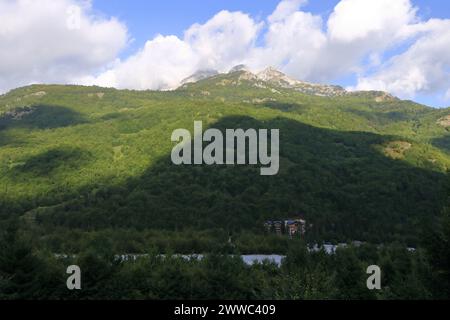 Panoramablick auf raue Berglandschaften von den albanischen Alpen zwischen Theth und Valbona in Albanien Stockfoto