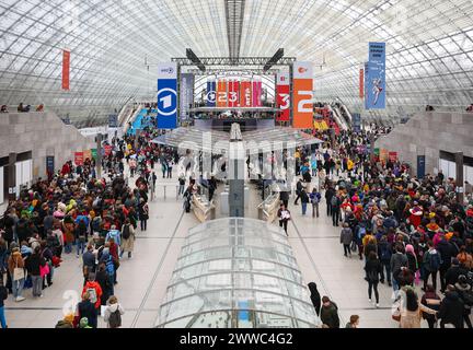 Leipzig, Deutschland. März 2024. Zahlreiche Besucher kommen zur Leipziger Buchmesse. Über 2000 Aussteller aus 40 Ländern präsentieren ihre neuen Produkte auf dem Frühjahrstreffen der Buchbranche. Quelle: Jan Woitas/dpa/Alamy Live News Stockfoto