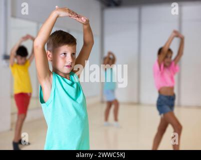 Tween boy üben Flamenco bewegt sich während der Gruppe Klasse in Choreographie Studio Stockfoto