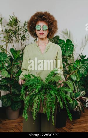 Frau mit echeveria-Brille in der Nähe von Pflanzen Stockfoto