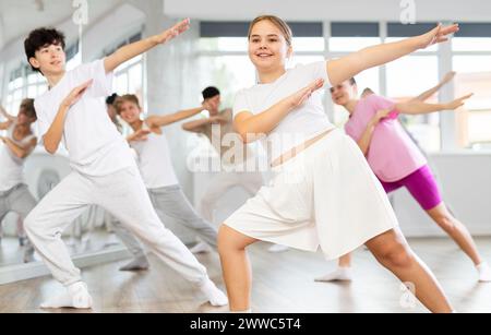 Gruppe von Kindern, die Hip Hop tanzen Stockfoto