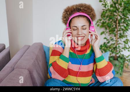 Glückliche Frau anhören von Musik über Kopfhörer Stockfoto