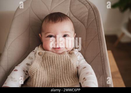 Glückliches Mädchen, das auf dem Türsteher sitzt Stockfoto