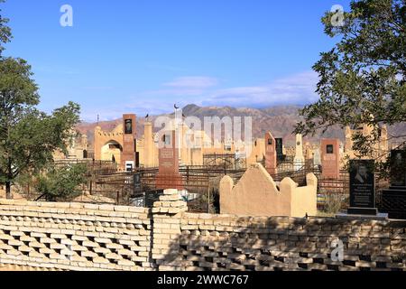 Panoramablick auf den muslimischen Friedhof Semiz Bel bei Sonnenuntergang in Kochkor in der Region Naryn in Kirgisistan Stockfoto