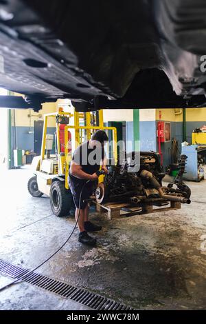 Mechanische Demontage des Motors mit Schlagschrauber in der Werkstatt Stockfoto