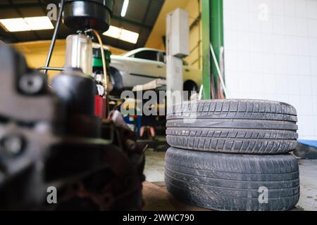 Fahrzeugreifen werden in der Werkstatt auf dem Boden gehalten Stockfoto