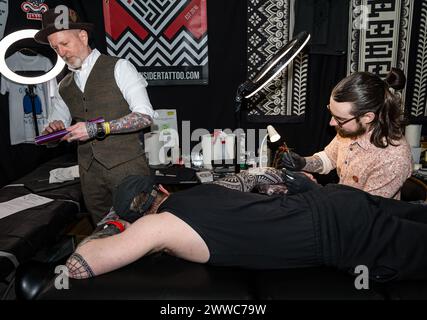 O2 Academy, Edinburgh, Schottland, Großbritannien, 23. März 2024. 11. Internationale Scottish Tattoo Convention: Bei der beliebten Veranstaltung treffen sich Tätowierer, um ihre Kunst zu präsentieren. Besucher erhalten ein neues Tattoo. Quelle: Sally Anderson/Alamy Live News Stockfoto