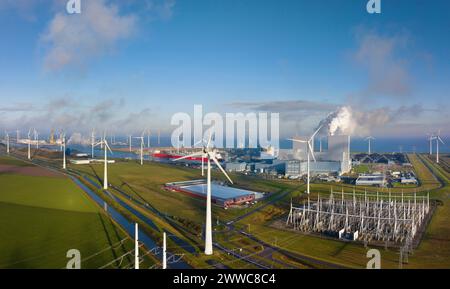 Niederlande, Provinz Groningen, Eemshaven, Luftaufnahme von Solaranlage, Windpark und Gaskraftwerk Stockfoto