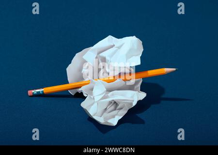 Zerknittertes Papier mit Bleistift auf blauem Hintergrund Stockfoto