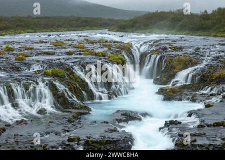 Island, Sudurland, lange Exposition des Bruarfoss-Wasserfalls Stockfoto