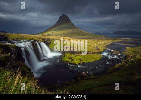 Island, Vesturland, Rainbow über dem Wasserfall Kirkjufellsfoss Stockfoto