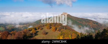 Deutschland, Baden-Württemberg, Bisingen, Panoramablick auf die Burg Hohenzollern bei nebeliger Herbstdämmerung Stockfoto