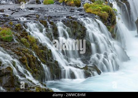 Island, Sudurland, lange Exposition des Bruarfoss-Wasserfalls Stockfoto