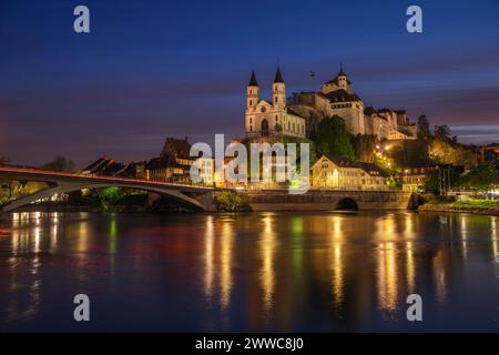 Schweiz, Kanton Aargau, Aarburg, Aare und Schloss Aarburg am frühen Morgen Stockfoto