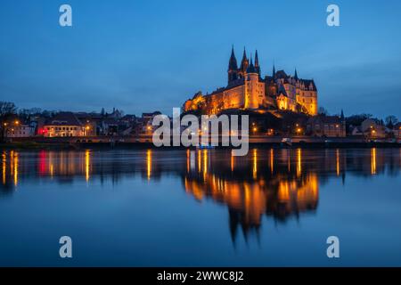 Deutschland, Sachsen, Meißen, Albrechtsburg und Meissener Dom spiegeln sich in der Abenddämmerung in der Elbe Stockfoto