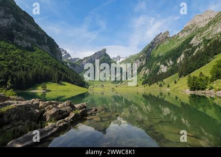 Schweiz, Appenzell Innerrhoden, Panoramablick auf den Seealpsee in den Appenzeller Alpen Stockfoto