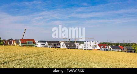 Deutschland, Baden-Württemberg, Ludwigsburg, Neubaugebiet mit Feld im Vordergrund Stockfoto