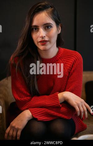 Frau mit rotem Pullover und im Café Stockfoto