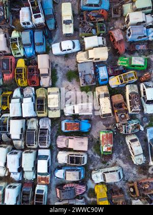 Luftaufnahme von Autos auf Schrottplatz Stockfoto