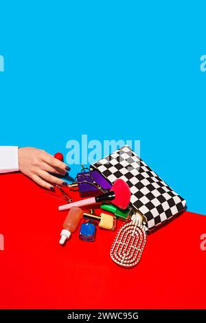 Studio-Aufnahme von weiblicher Hand, die Kosmetik berührt, die aus der karierten Tasche fällt Stockfoto