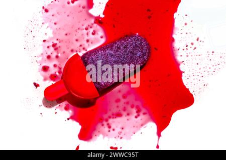 Beeren-Popsicle-Färbung auf weißem Hintergrund Stockfoto