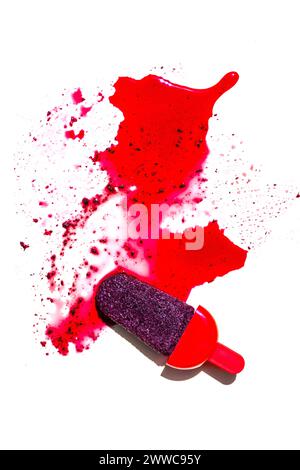 Beeren-Popsicle-Färbung auf weißem Hintergrund Stockfoto