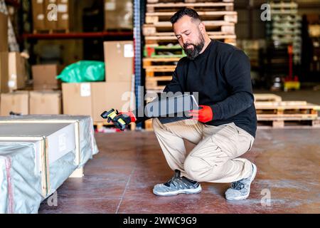 Dispatcher mit Tablet-PC und Scannen von Barcodes Stockfoto