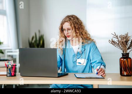 Arzt arbeitet am Laptop in der Klinik Stockfoto