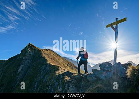 Österreich, Tirol, weibliche Wanderer auf dem Aschaffenburger Hohenweg in den Zillertaler Alpen Stockfoto