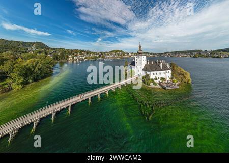 Österreich, Oberösterreich, Blick auf Schloss Ort mitten im Traunsee Stockfoto