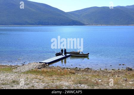 13. September 2023 - Prespa-See in Albanien: Touristen genießen eine Bootsfahrt mit albanischen Fischern Stockfoto