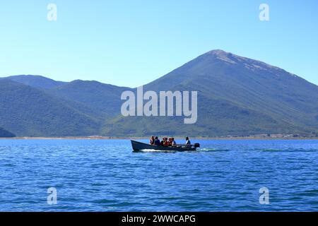 13. September 2023 - Prespa-See in Albanien: Touristen genießen eine Bootsfahrt mit albanischen Fischern Stockfoto