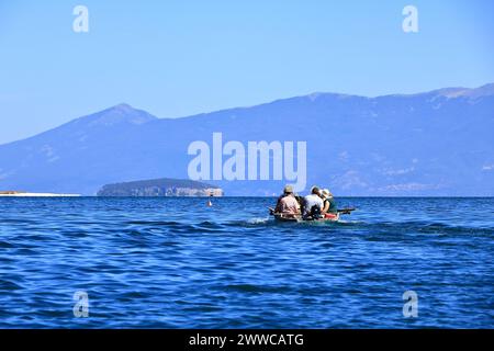 13. September 2023 - Prespa-See in Albanien: Touristen genießen eine Bootsfahrt mit albanischen Fischern Stockfoto