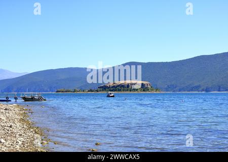 13. September 2023 - Prespa-See in Albanien: Touristen genießen eine Bootsfahrt mit albanischen Fischern Stockfoto