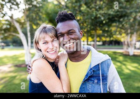 Lächelnde multirassische Freunde mit Wange an Wange im Park Stockfoto