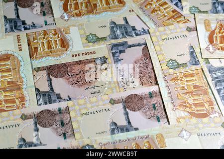 Stapel 1 LE EGP ein ägyptischer Pfund-Banknotenschein mit dem Haupteingang zum Großen Tempel in Abu Simbel auf der Rückseite und Sultan Qaitbay Mo Stockfoto