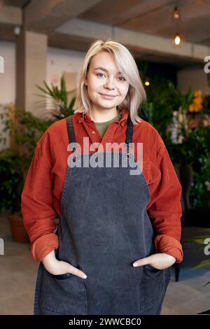 Blumengeschäft mit Händen in Taschen im Blumenladen Stockfoto