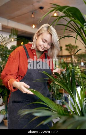 Gärtner kümmert sich um die Pflanzen im Lager Stockfoto