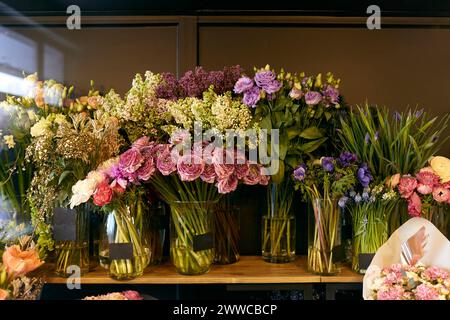 Verschiedene Blumen auf dem Tisch im Blumenladen Stockfoto
